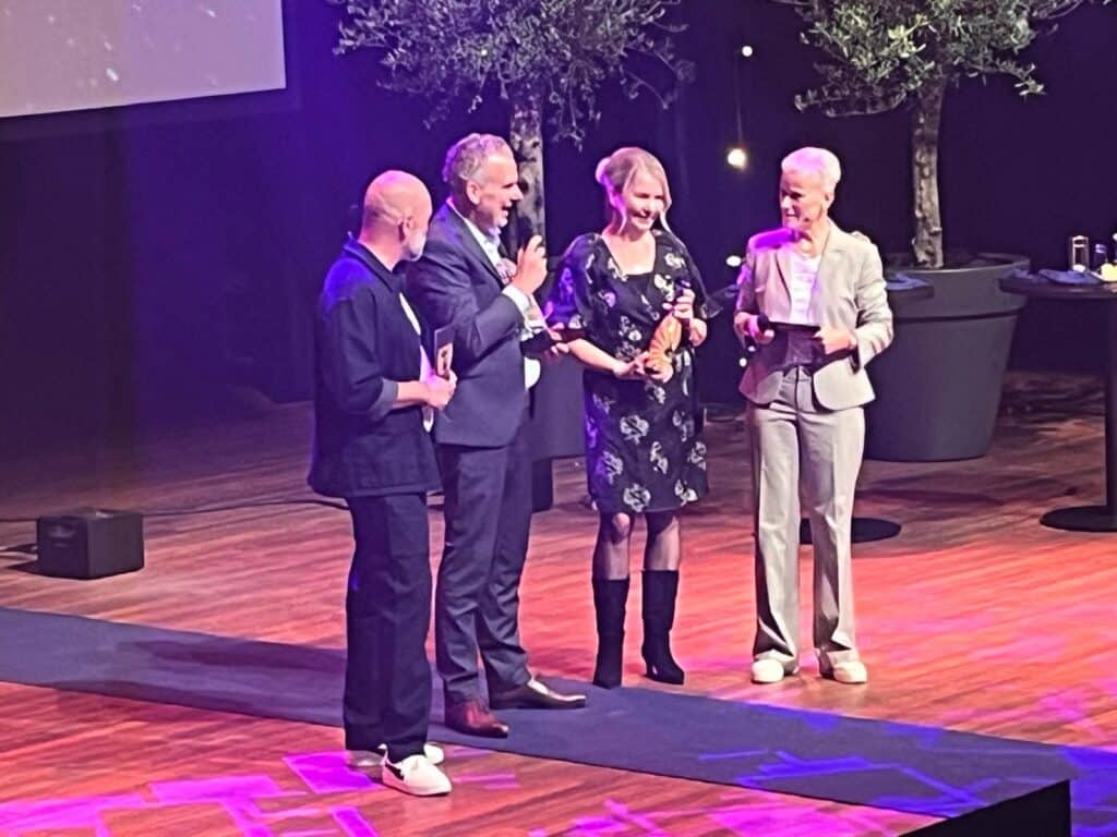Scholten Panelen neemt de award in ontvangst op het podium
