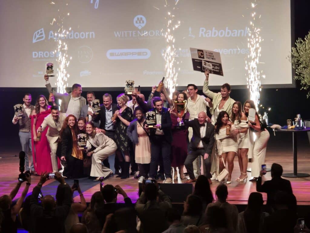 Alle winnaars samen op het podium van de Apeldoorn Business Awards 2026