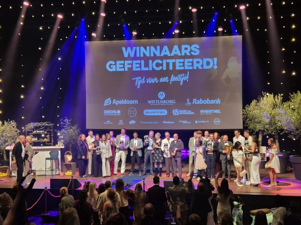 Winnaars gefeliciteerd op het podium van de Apeldoorn Business Awards 2026