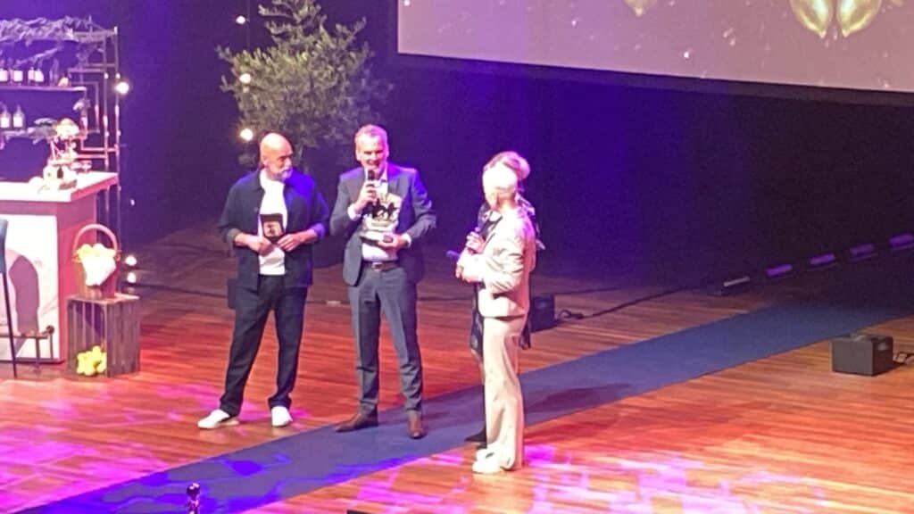 Gesprek op het podium tijdens de Apeldoorn Business Awards 2026