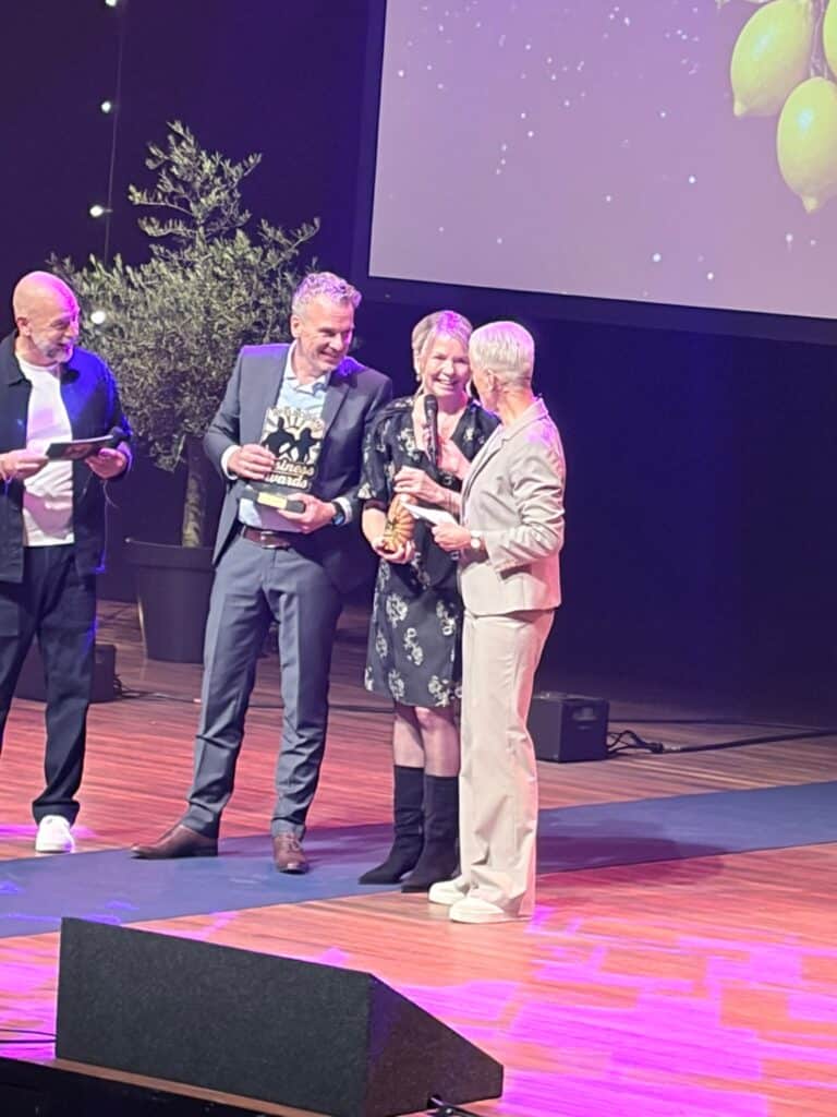 Felicitaties bij het in ontvangst nemen van de award