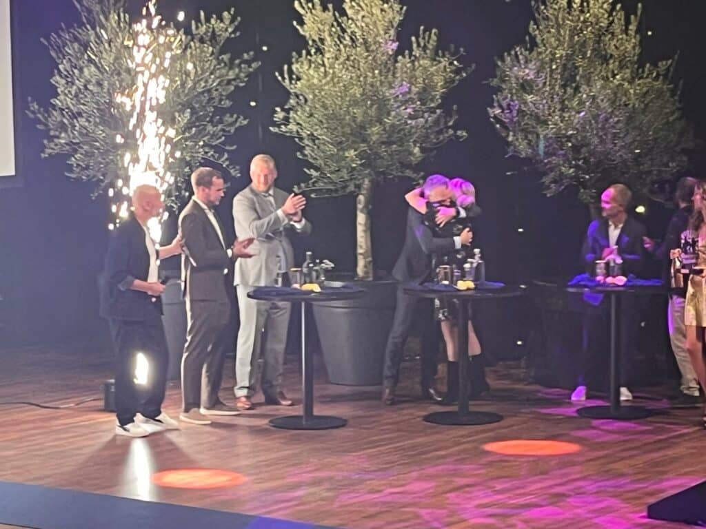 Felicitaties op het podium met vuurwerk