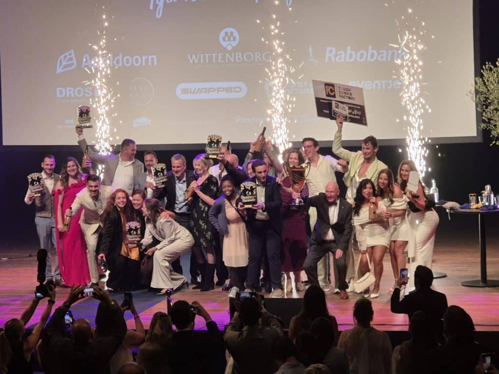 Groepsfoto van alle winnaars met vuurwerk