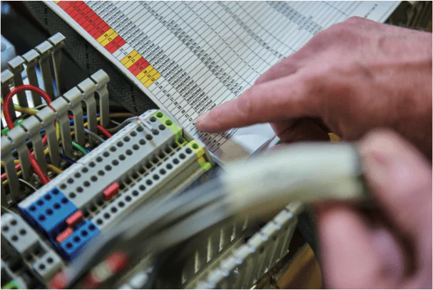 Paneelbouwer is aan het werk bij een regelkast